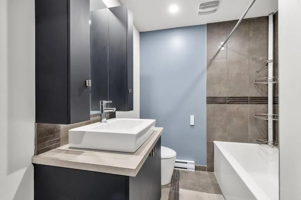 Spacious 3 Bedrooms/2 Bathrooms Condo In モントリオール アパート