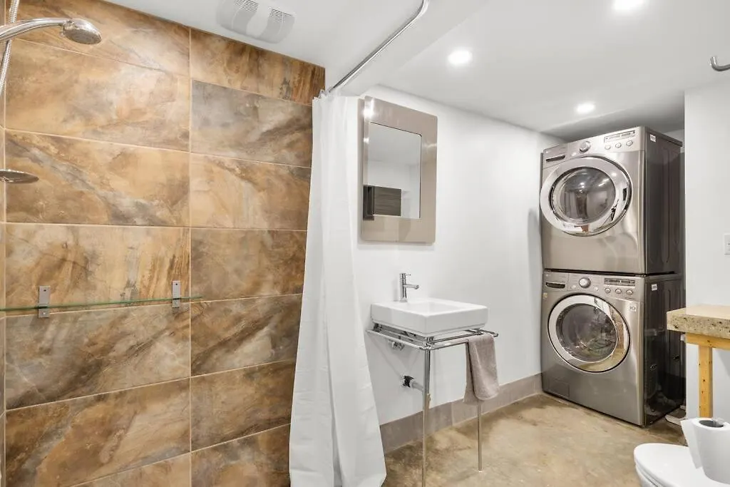 Spacious 3 Bedrooms/2 Bathrooms Condo In モントリオール